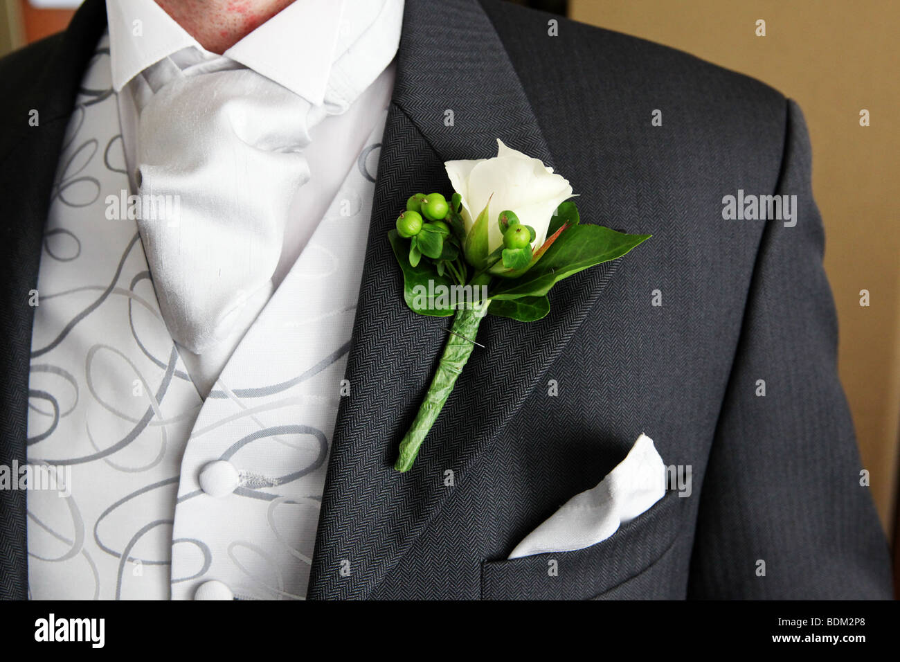 Nahaufnahme Detail der Bräutigame weiß grün rose floral Knopfloch mit  detaillierten Weste und passende Krawatte und Einstecktuch Stockfotografie  - Alamy