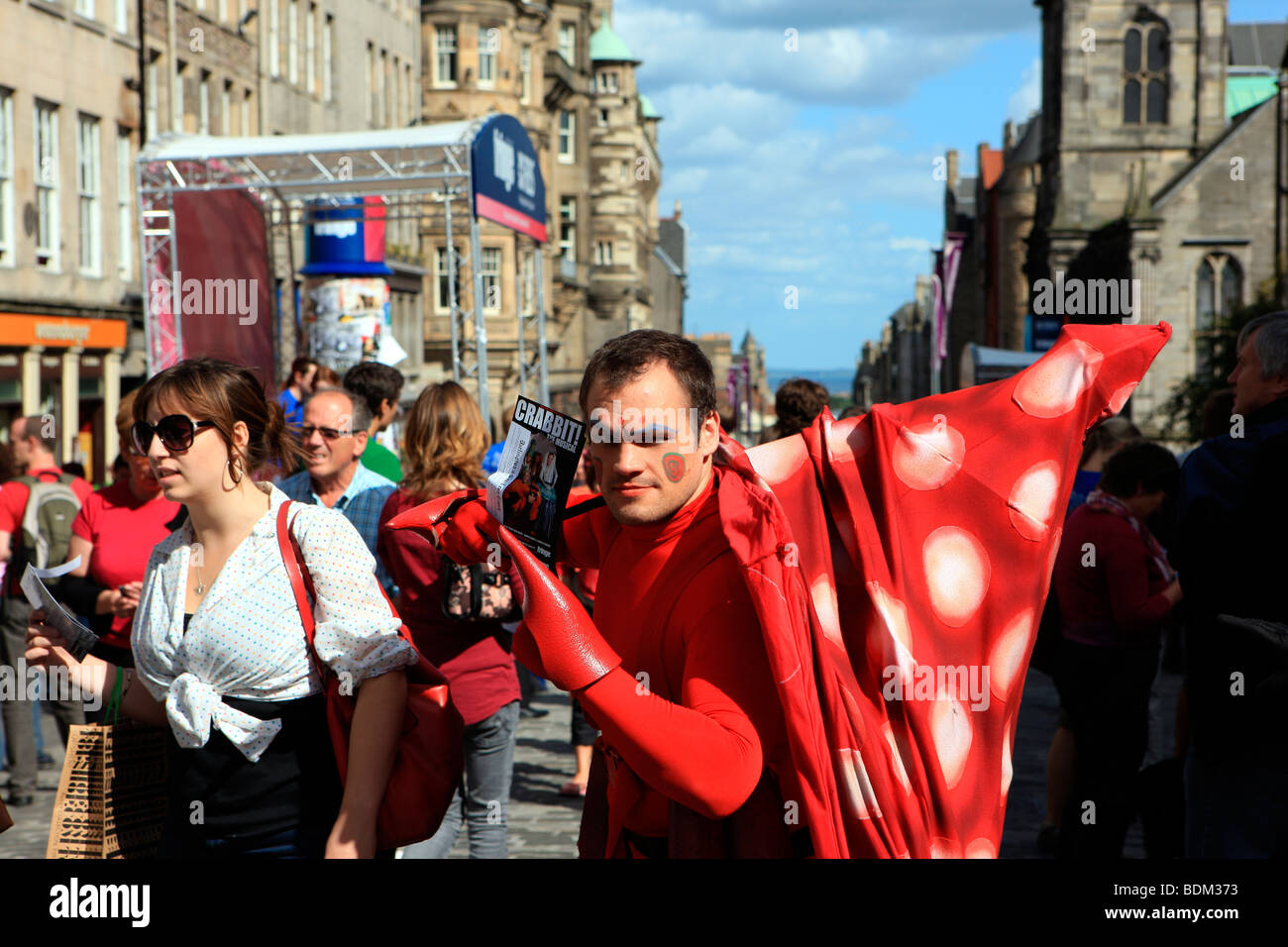 Mann in einem roten Kostüm Förderung einer Veranstaltung namens Crabbit auf dem Edinburgh Fringe Festival Stockfoto