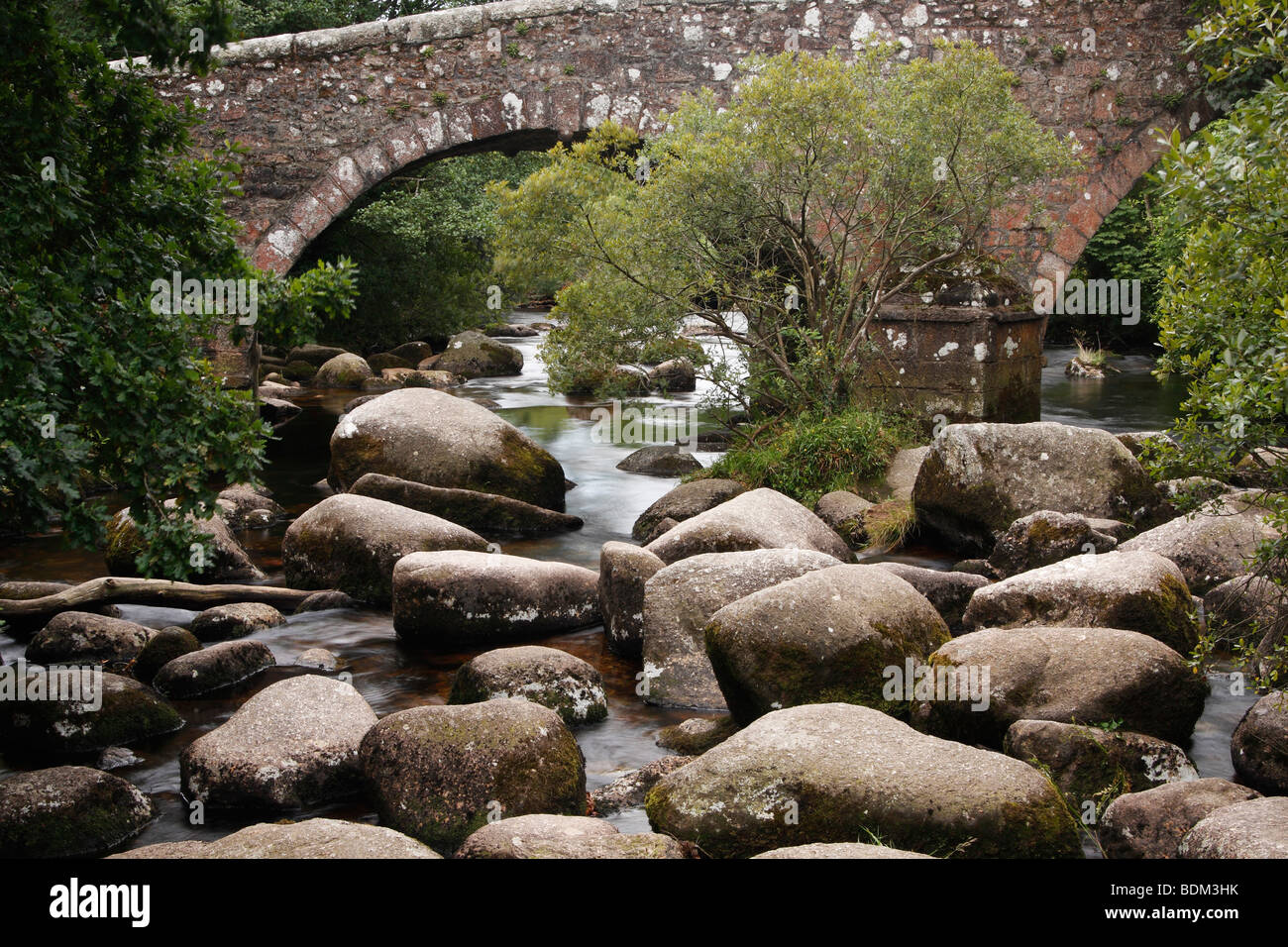 Alte Steinbrücke über [River Dart], Dartmeet, Dartmoor, Devon, England, UK Stockfoto