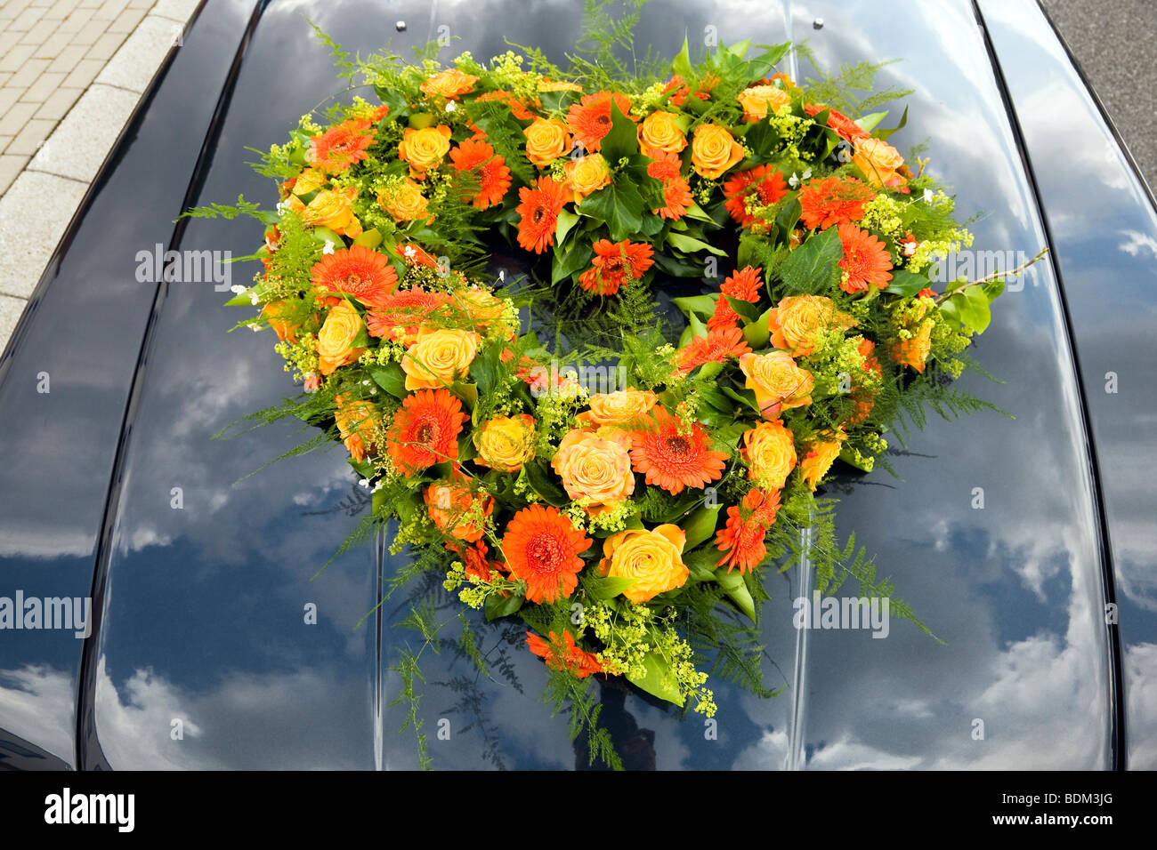 Blumenarrangement auf dem Huf eines Autos Stockfoto
