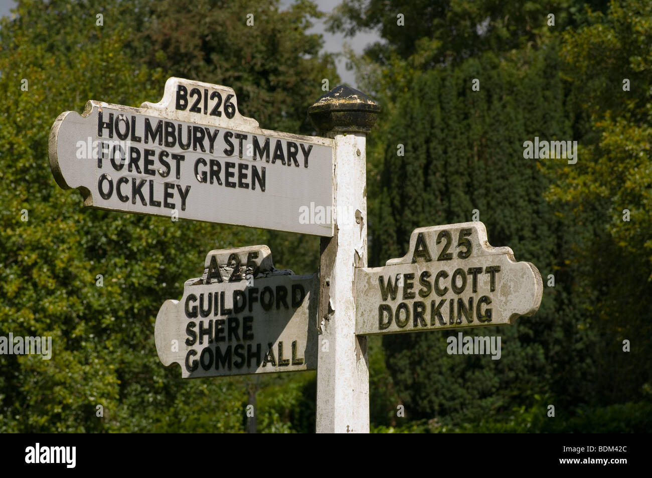 Dorfstraße Richtung unterzeichnen Abinger Hammer Surrey England Stockfoto