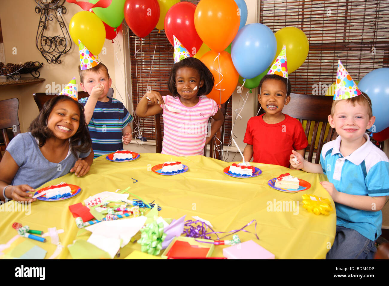 Gruppe von Kindern essen Kuchen auf Geburtstagsparty Stockfoto