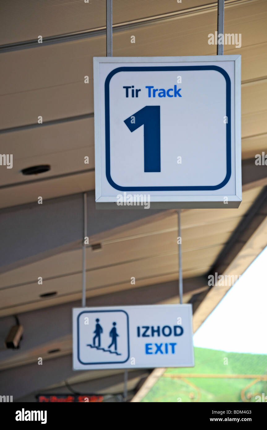 Maribor, Steiermark, Slowenien. Vom Hauptbahnhof. Anzeichen für Platrform 1 und Ausgang Stockfoto