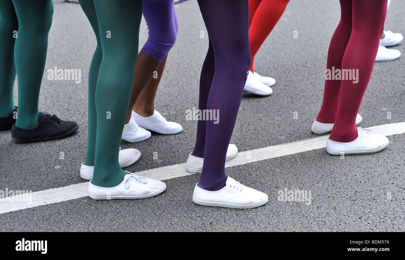 Beine von Menschen zu Fuß in London Stockfoto