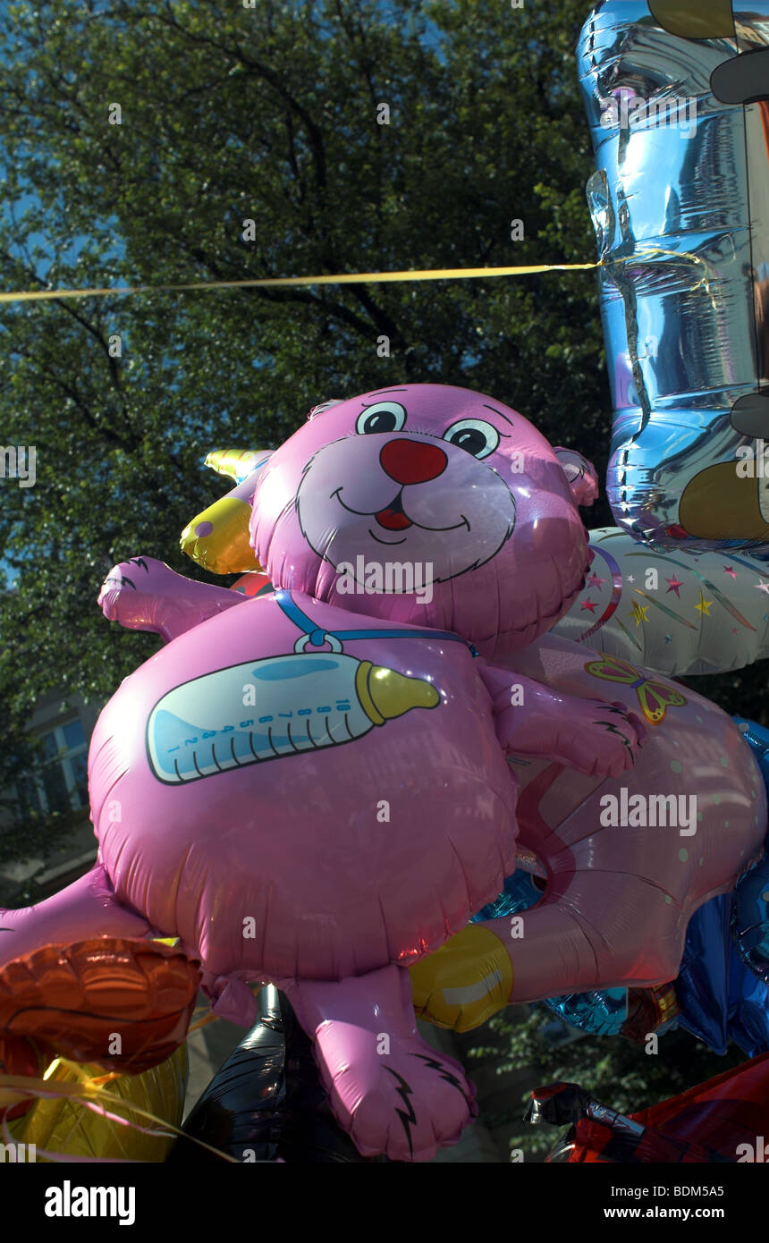 Festlichen Helium gefüllte Ballons zum Verkauf in outdoor-Szene Stockfoto