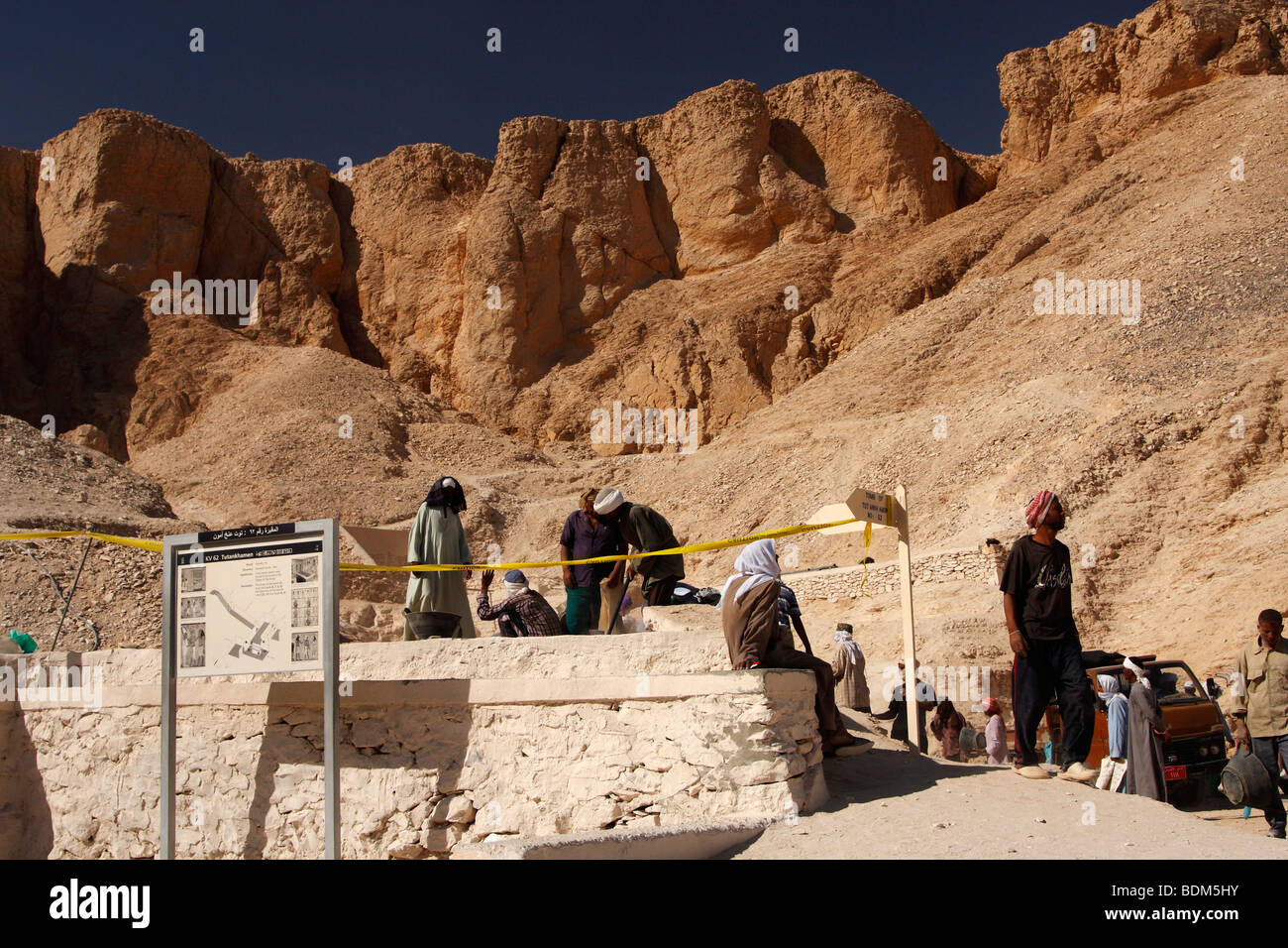 Archäologen arbeiten am Standort des Grabes von Tutanchamun, "West Bank", Tal der Könige, Luxor, Ägypten Stockfoto