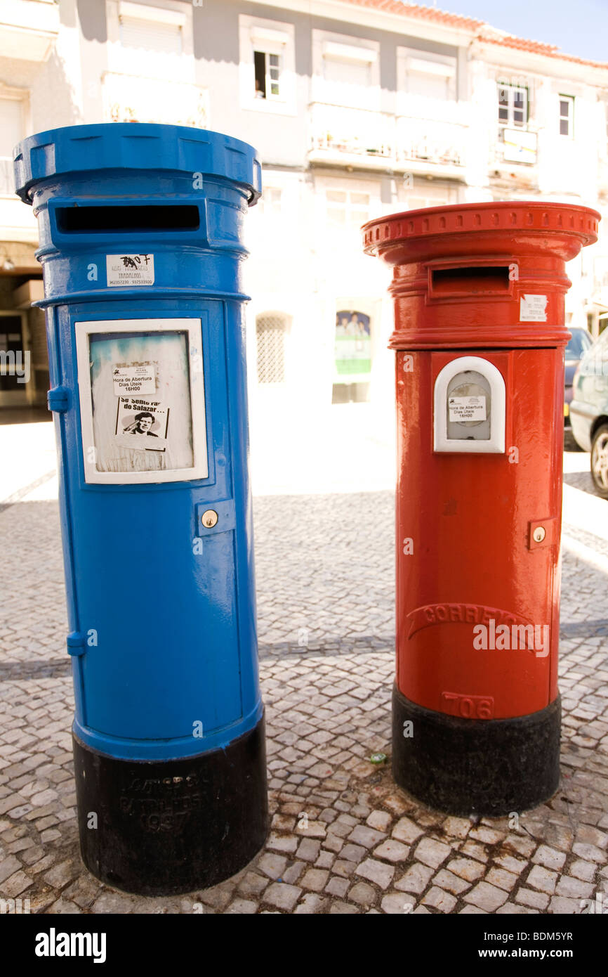 Einen blauen und einen roten Briefkasten stehen auf einer Straße in Portugal.  Portugal hat ein Postsystem unterscheiden sich durch die Farben  Stockfotografie - Alamy