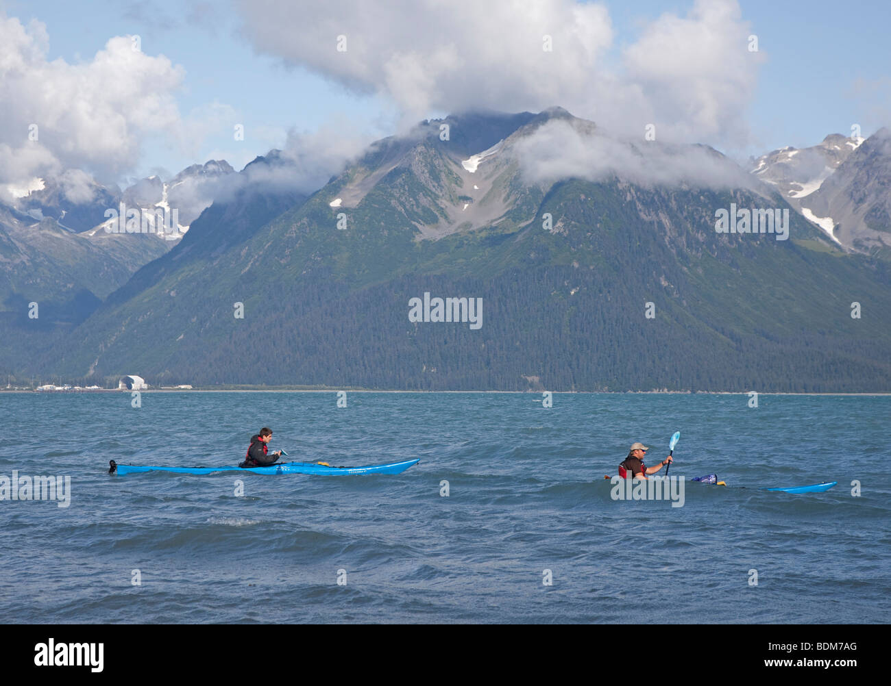 Seward, Alaska - Kajakfahrer in der Resurrection Bay. Stockfoto