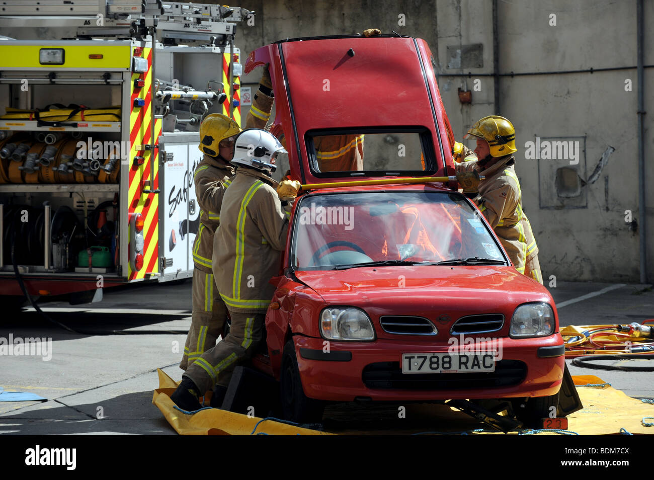 Feuerwehrleute zeigen, wie frei einen Fahrer aus einem abgestürzten Auto an die Preston Zirkus Feuerwache Tag der offenen Tür in Brighton geschnitten Stockfoto