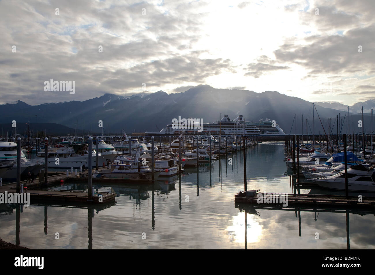 Seward, Alaska - die kleinen Bootshafen und das Kreuzfahrtschiff Ryndam in Resurrection Bay. Stockfoto