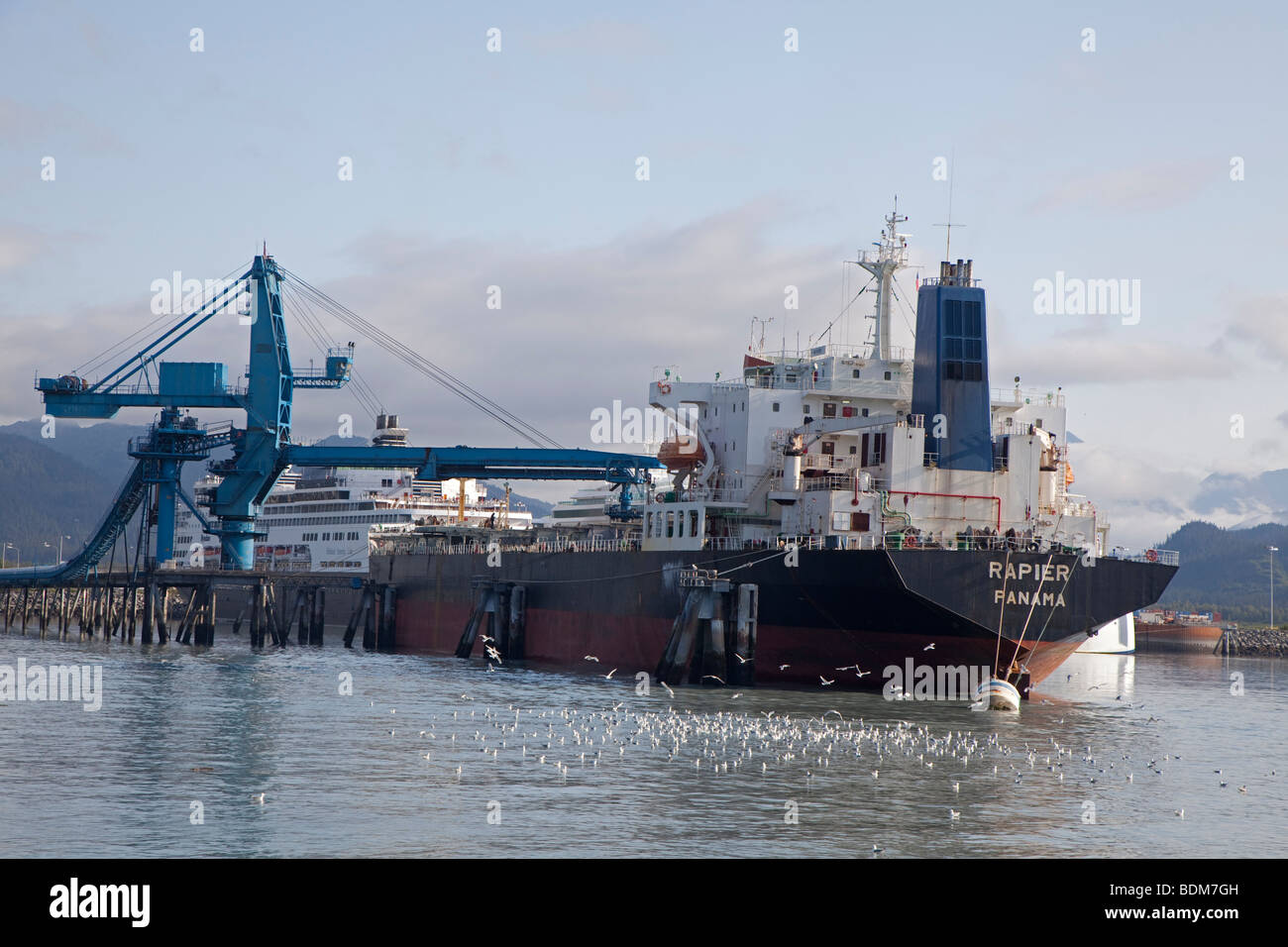 Seward, Alaska - das Schiff Rapier nimmt eine Last von Kohle im Hafen von Seward. Stockfoto