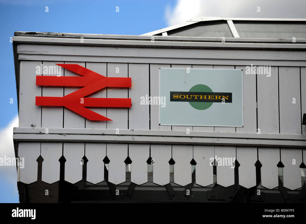 British Rail und Südbahn Schild am Bahnhof von Lewes in East Sussex UK Stockfoto