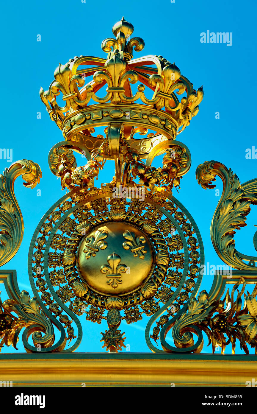 Paris, Frankreich - architektonische Details, Nahaufnahme, Detail, französisches Monument, 'Chateau de Versailles'. Schloss von Versailles Frankreich Goldene Krone des französischen Königs Stockfoto