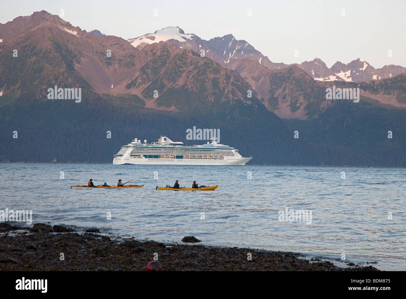 Seward, Alaska - Kajaks und eine Kreuzfahrt Schiff auf Resurrection Bay. Stockfoto