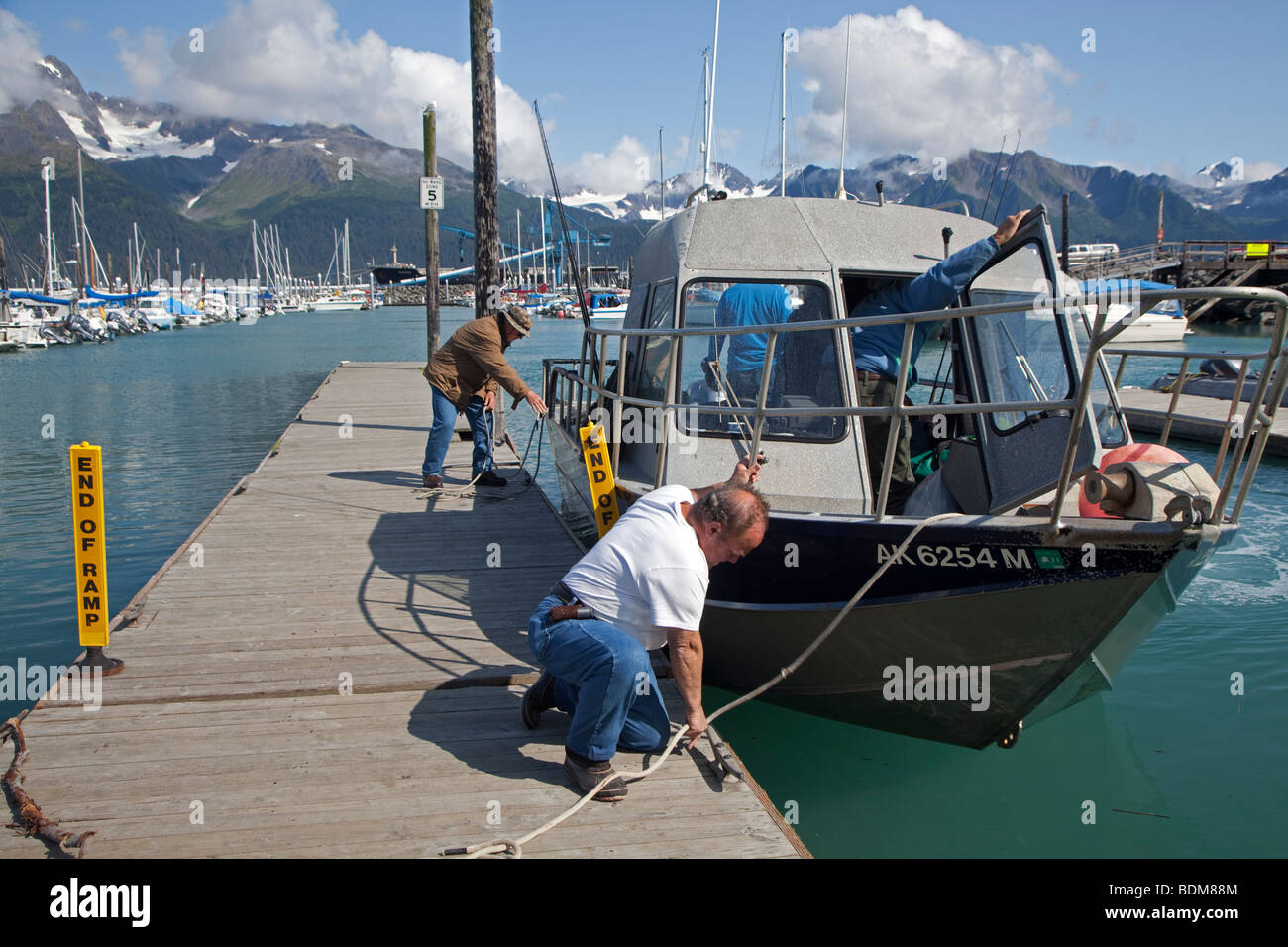 Seward, Alaska - zwei Männer binden ihr Boot in der kleine Bootshafen am Resurrection Bay. Stockfoto