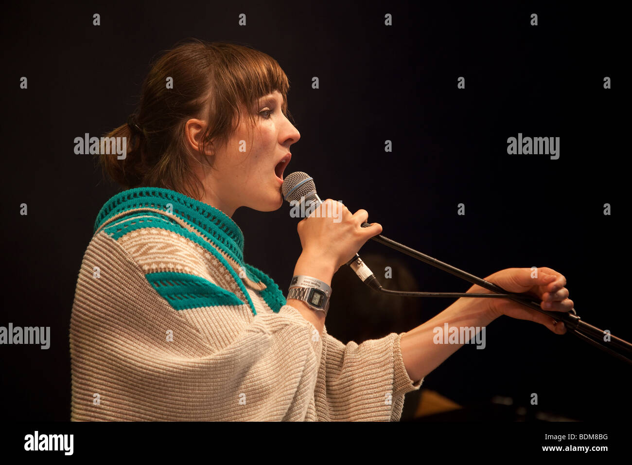 Cate le Bon erklingt in der Greenman Festivla 2009. Glanusk Park Wales. Stockfoto