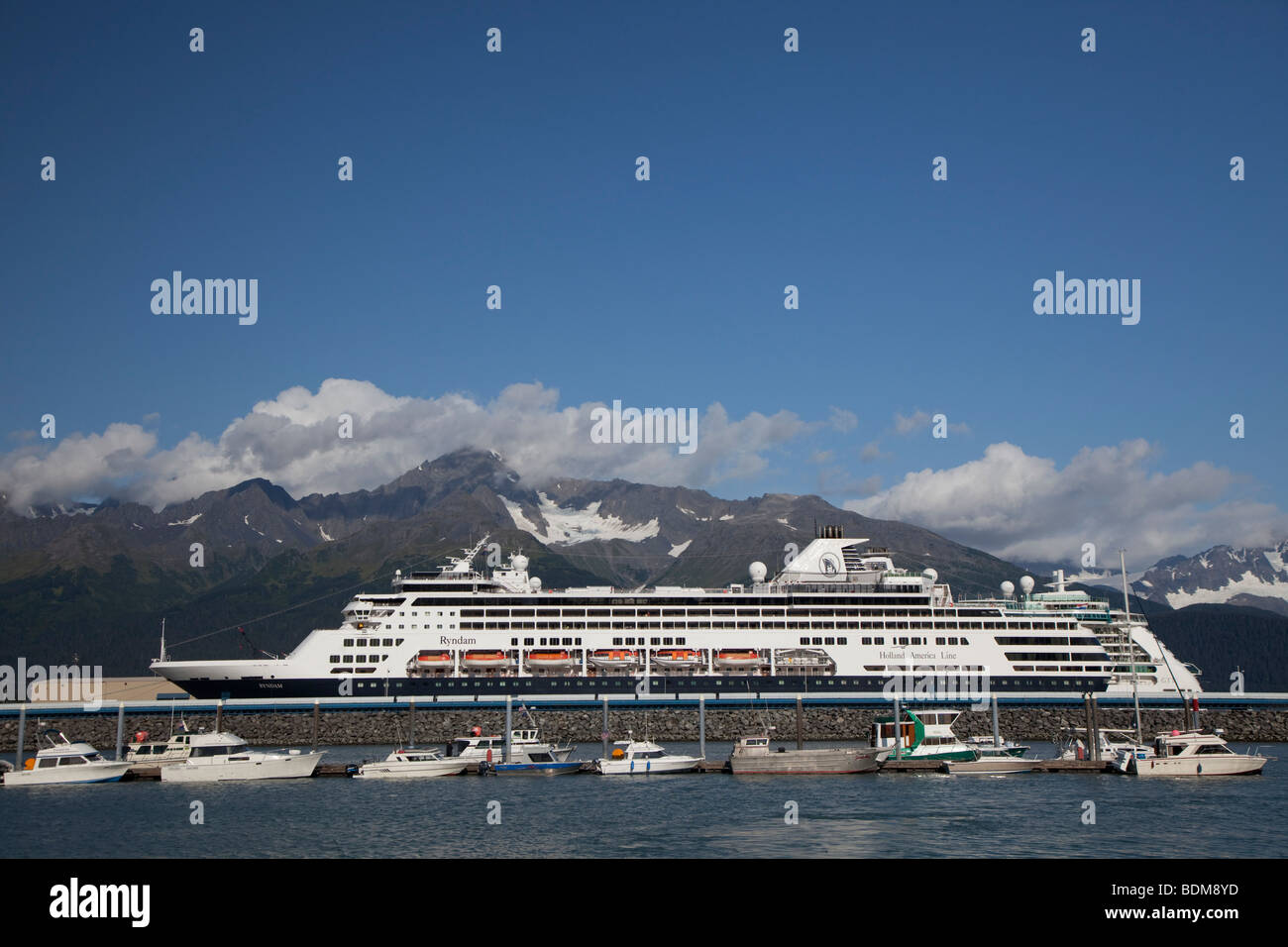 Seward, Alaska - Kreuzfahrtschiff Ryndam und kleine Fischerboote im Hafen von Seward. Stockfoto