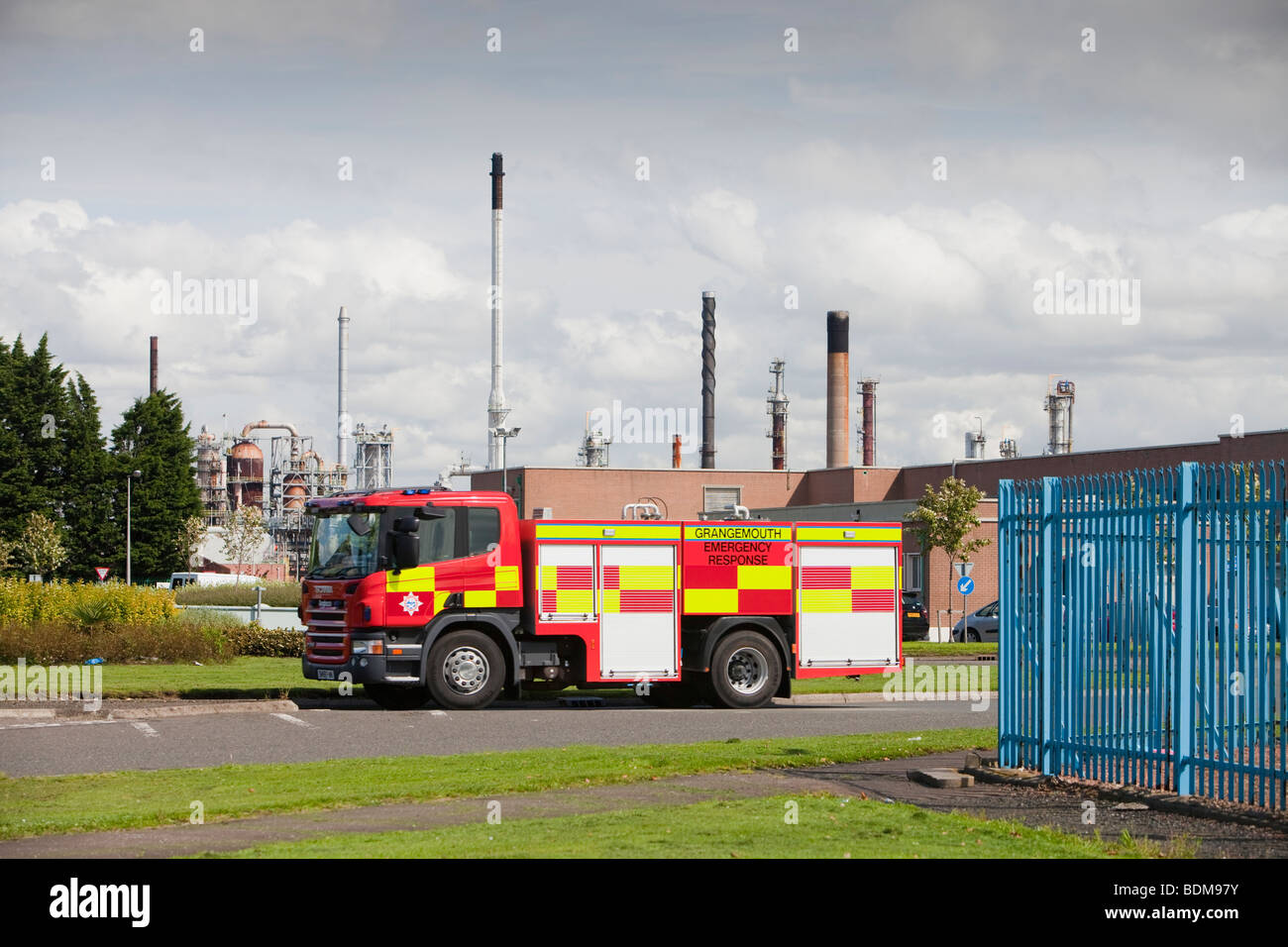 Ein Feuerwehrauto in der Ineos-Öl-Raffinerie in Grangemouth, Schottland, Großbritannien. Die Seite ist verantwortlich für massive C02-Emissionen. Stockfoto