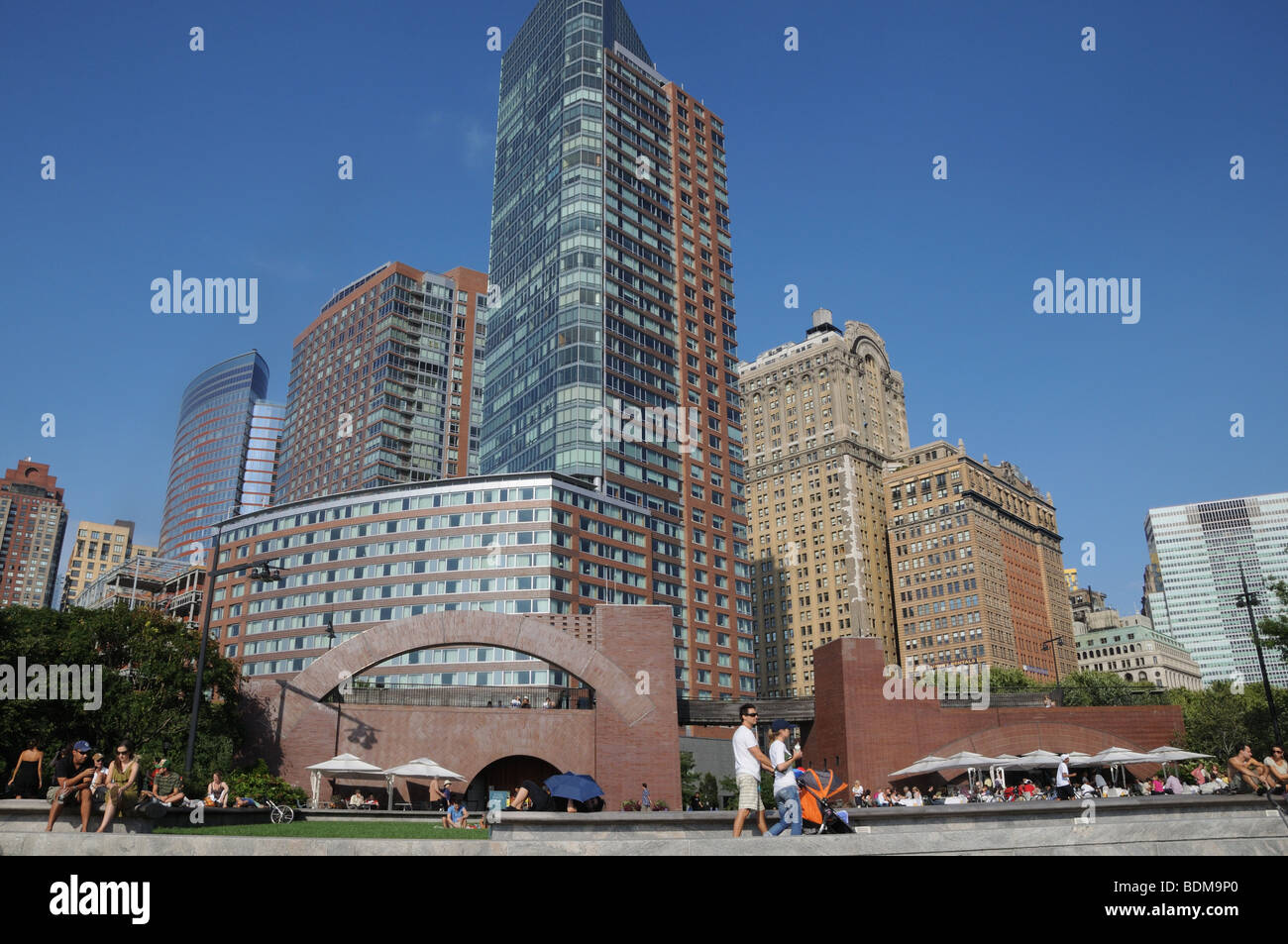 Mehrfamilienhäuser und Ritz-Carlton Hotel Overlooki Park in Battery Park City, Lower Manhattan. Stockfoto