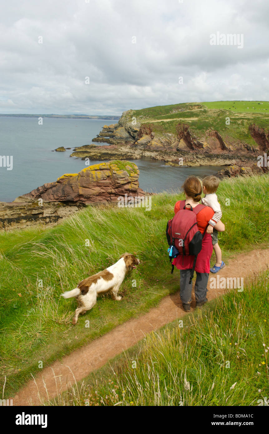 Mutter und Sohn zu Fuß auf dem Pembrokeshire Küstenweg Stockfoto