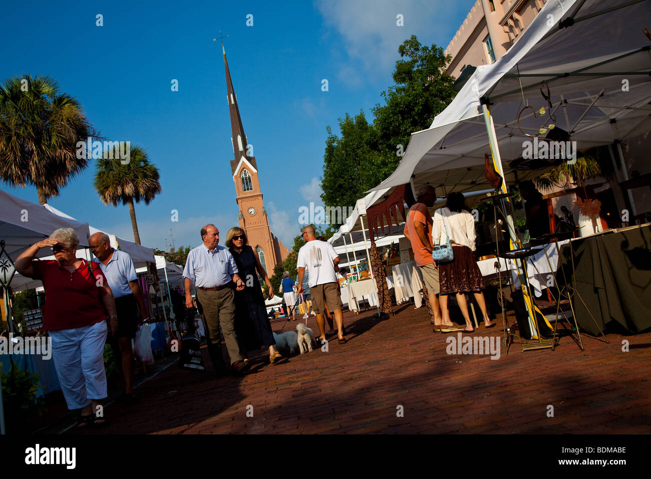 Menschen schlendern Sie entlang der lokalen Bioprodukten Farmers Market in Marion Square in Charleston, South Carolina Stockfoto