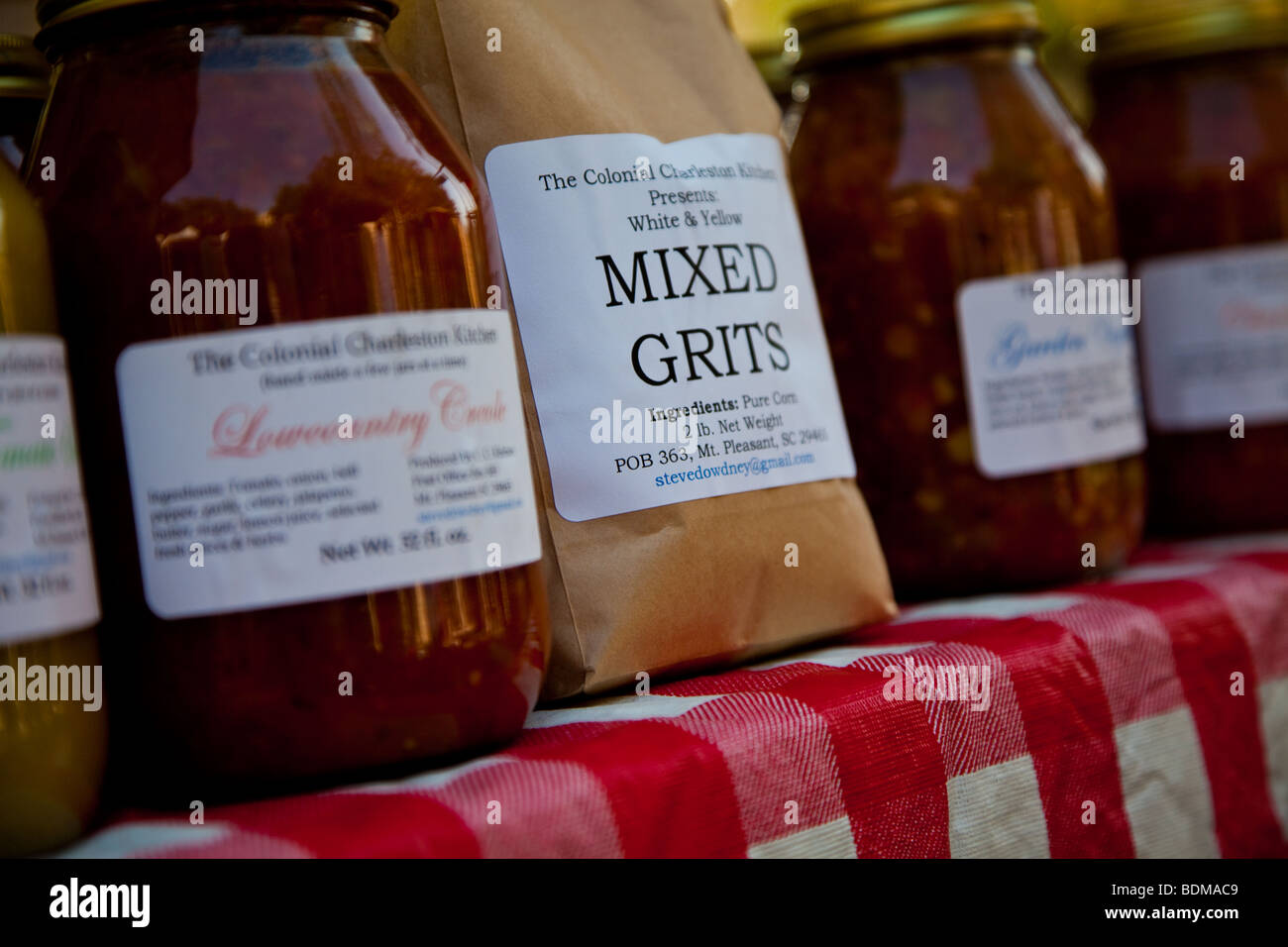 Stein-Boden-Grütze und andere lokalen Spezialitäten auf dem lokalen Bio-Bauernmarkt in Marion Square in Charleston, SC Stockfoto