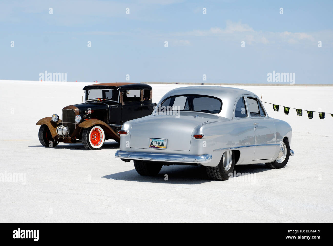 zwei Oldtimer, Oldtimer, auf den Bonneville Salt Flats, Utah Stockfoto