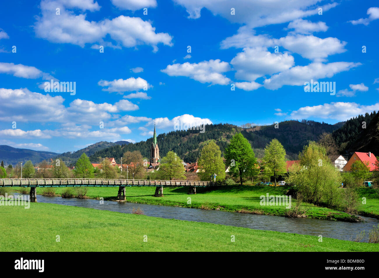 Kinzig-Fluss mit Stadt Kirche St. Mauritius, Hausach, Schwarzwald, Baden-Württemberg, Deutschland, Europa Stockfoto