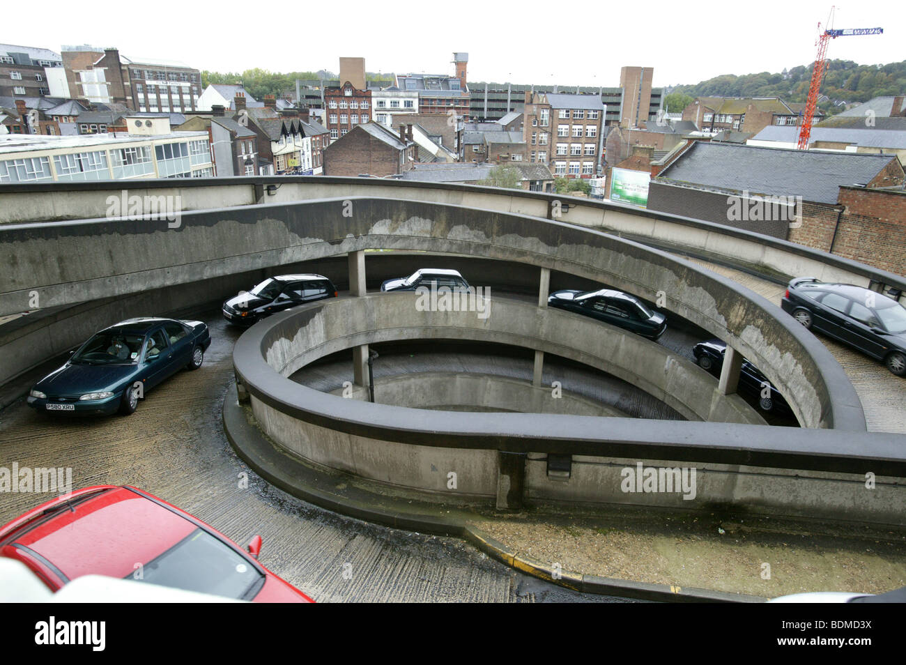 Autos machen ihren Weg zu einem mehrgeschossigen Parkplatz in Luton, Großbritannien Stockfoto