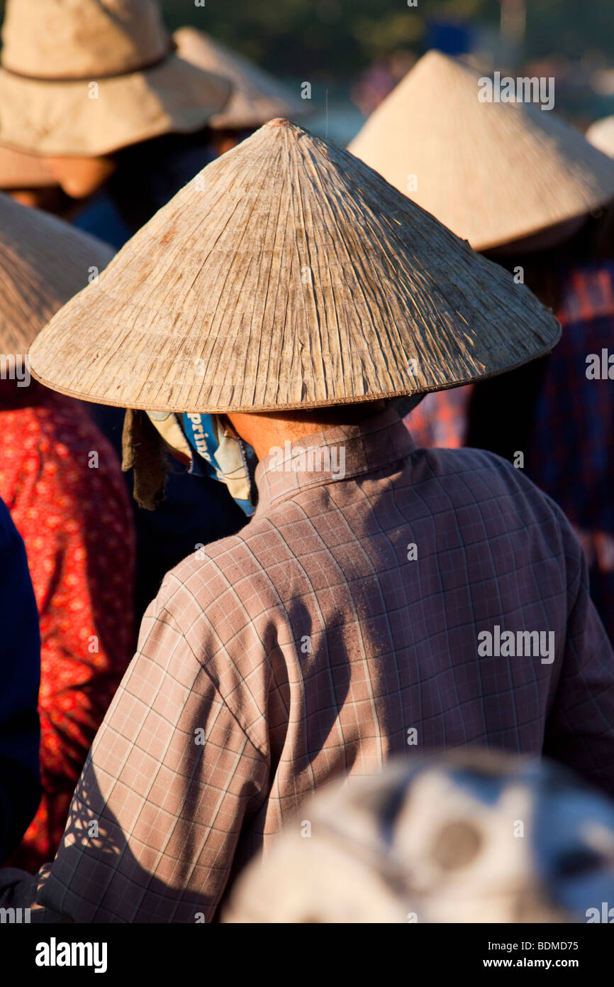 Vietnamesen trading bei dem lokalen Fischmarkt Stockfoto
