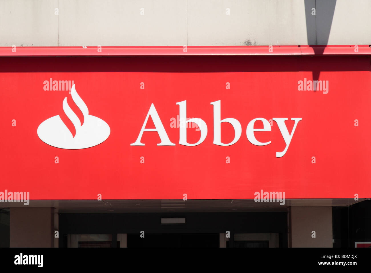 Die Abtei & Banco Santander-Logos über die Niederlassung in Egham Surrey. August 2009 Stockfoto