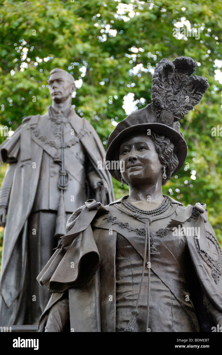 Statuen der Königin Elizabeth, die Königinmutter und König George VI in der Mall, London, England. Stockfoto