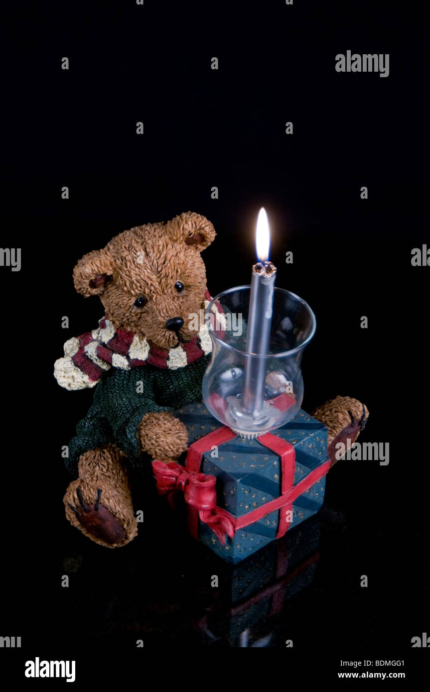 Teddybär Ornament mit Geschenk Stockfoto