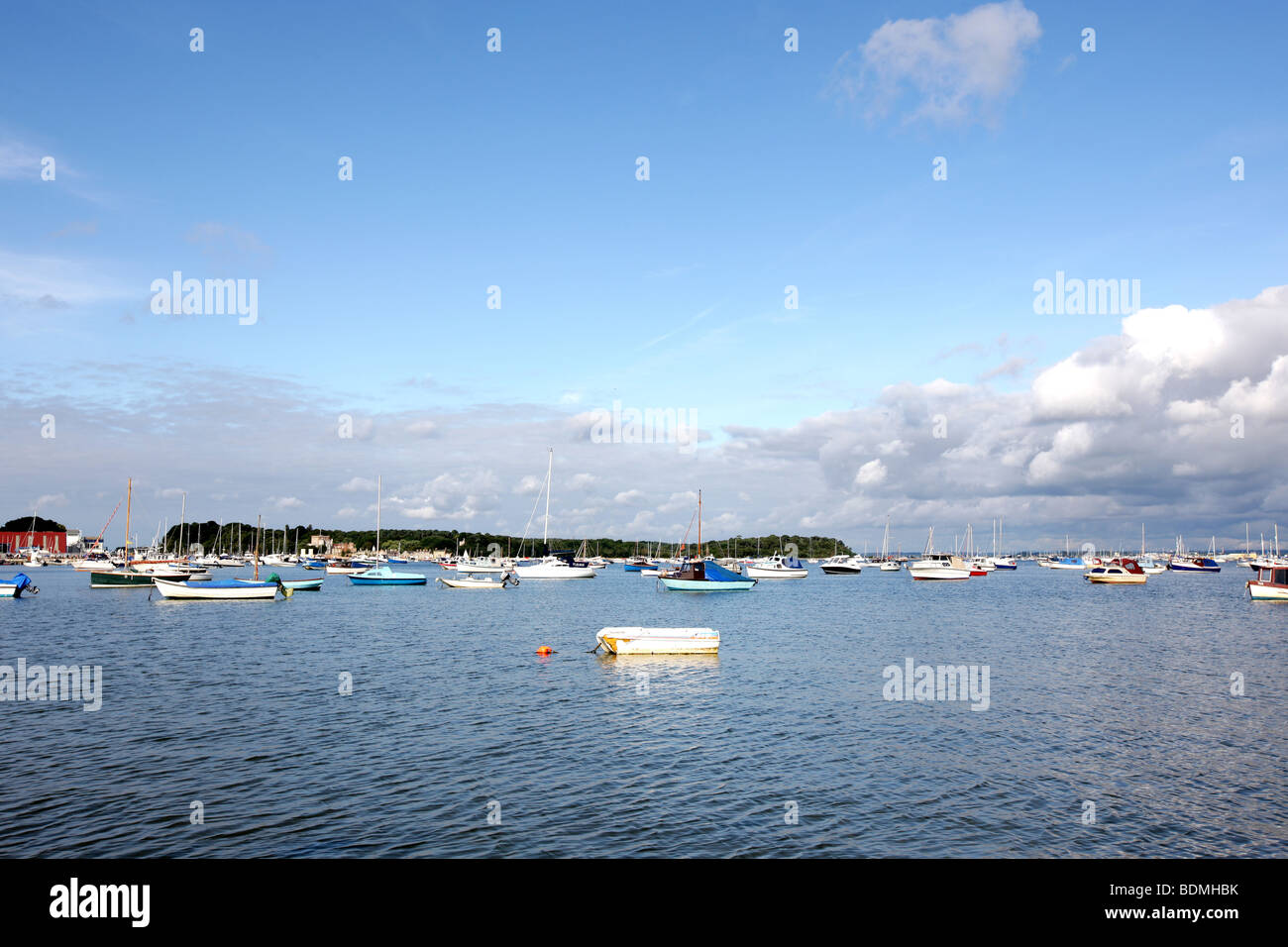 Malerische Hafenpromenade Blick auf kleine angelegte Sportboote auf ruhiger See in den Hafen von Poole Dorset Großbritannien Stockfoto