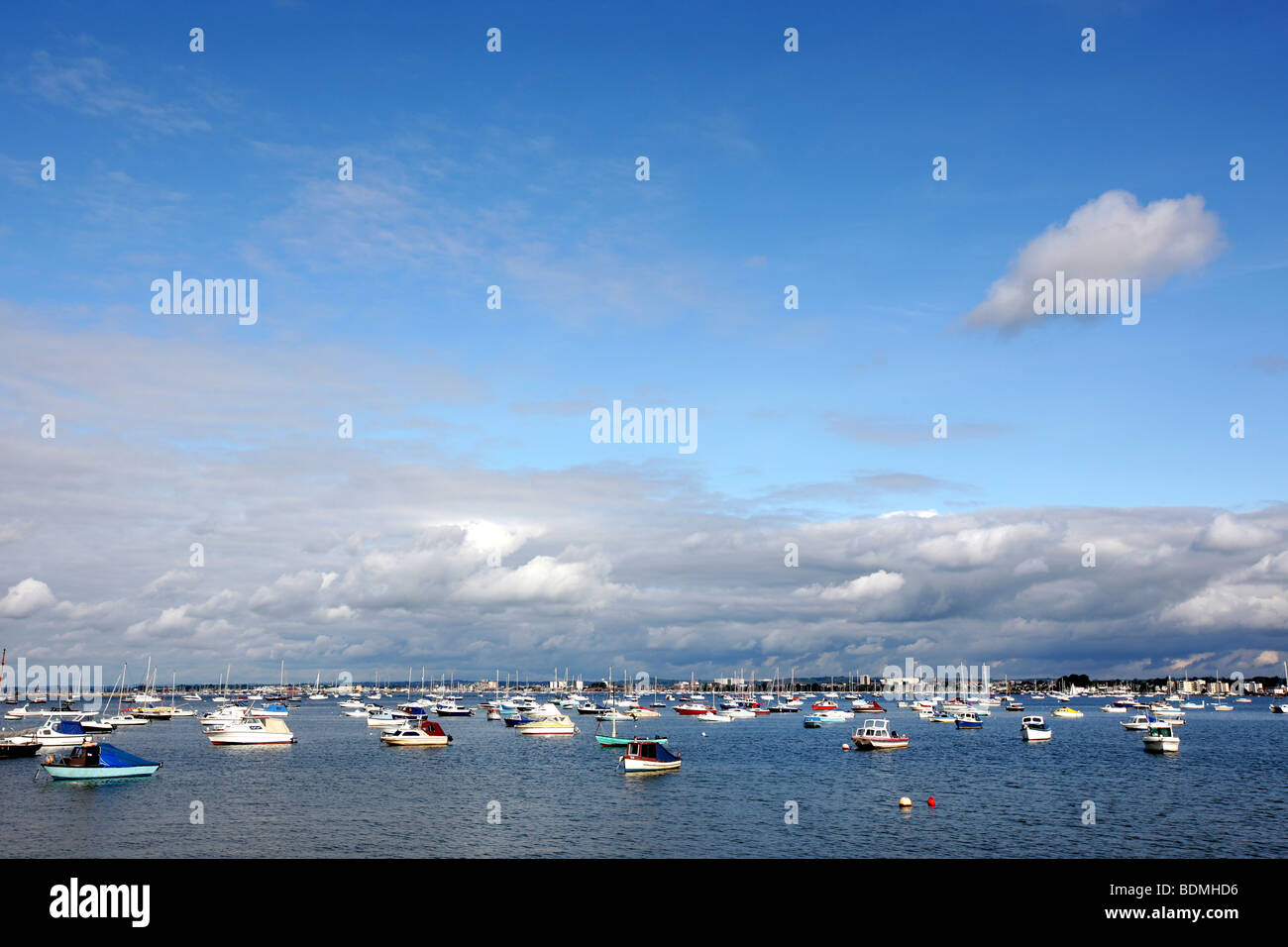 Malerische Hafenpromenade Blick auf kleine angelegte Sportboote auf ruhiger See in den Hafen von Poole Dorset Großbritannien Stockfoto