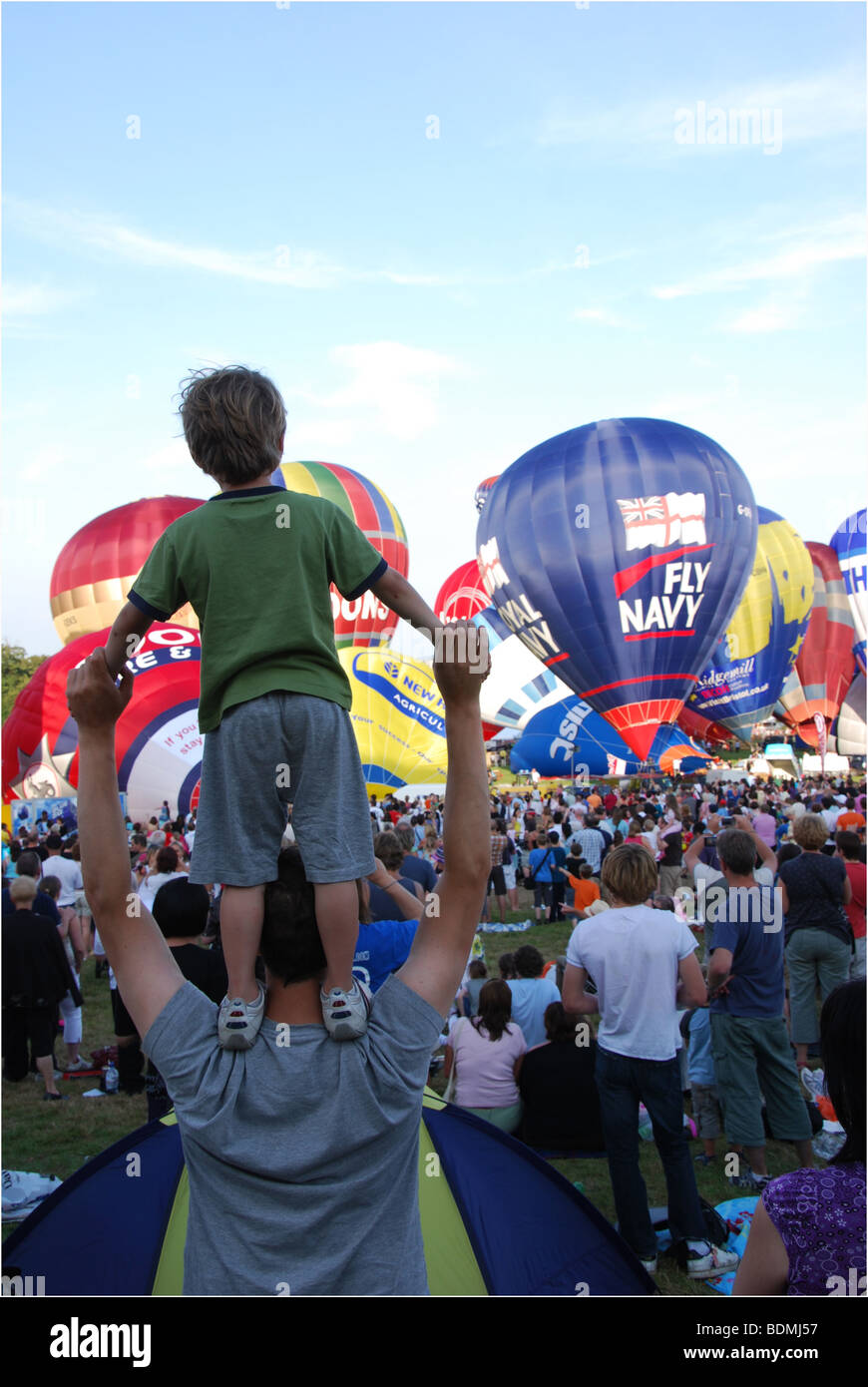 Bunte Heißluftballons am Abend Abflug am Sonntag 9. August bei Bristol Balloon Fiesta 2009, Großbritannien Stockfoto