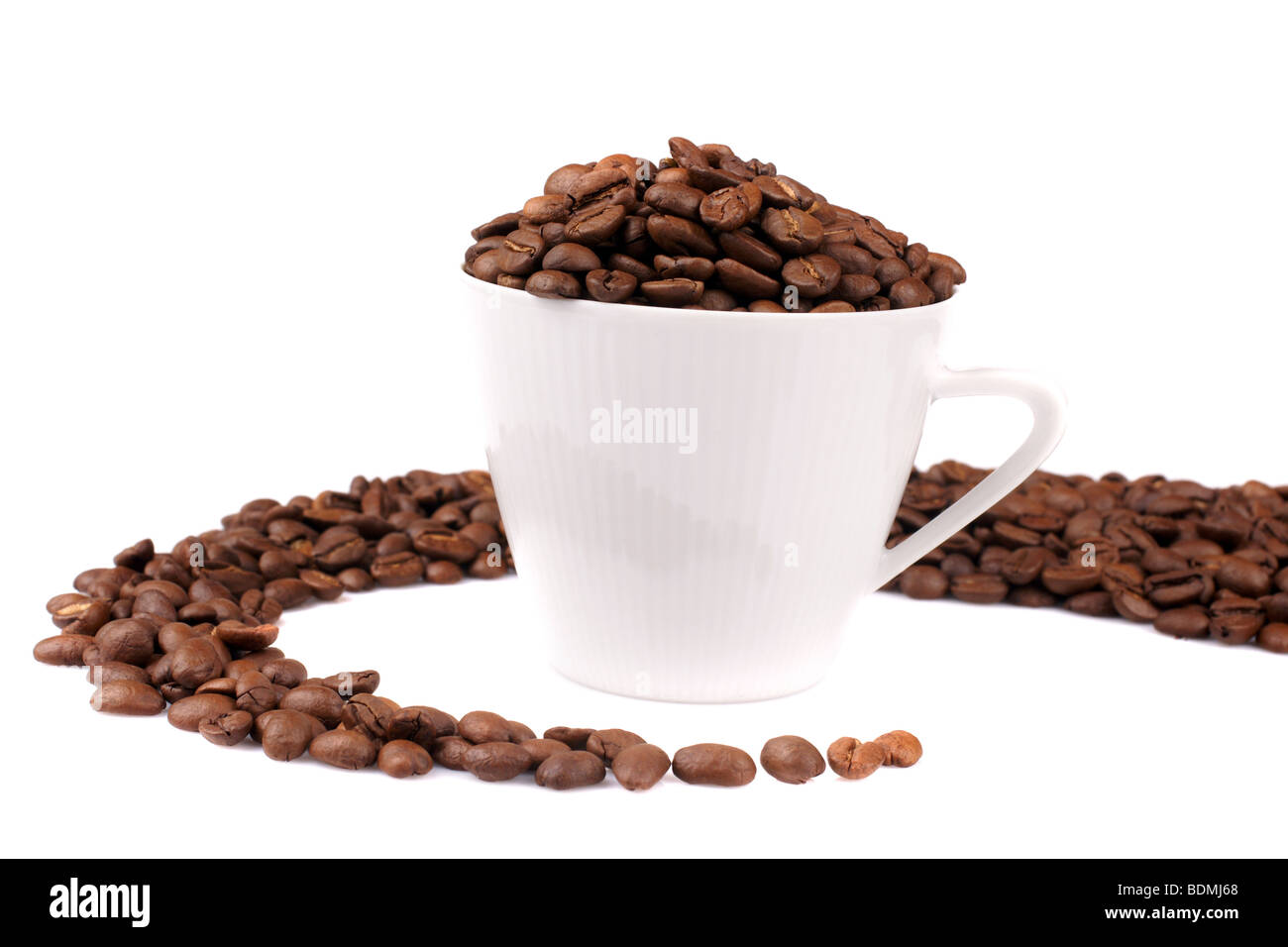 Weiße Tasse mit Fresly, gerösteten Kaffeebohnen gefüllt. Stockfoto