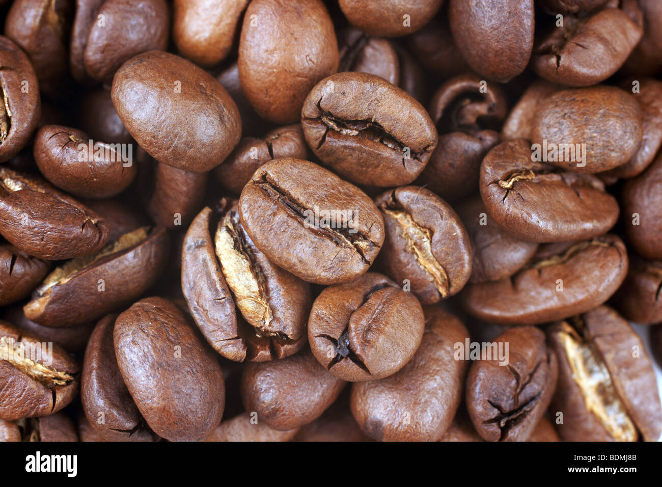 Hintergrund von Fresly, geröstete Kaffeebohnen gebildet. Stockfoto