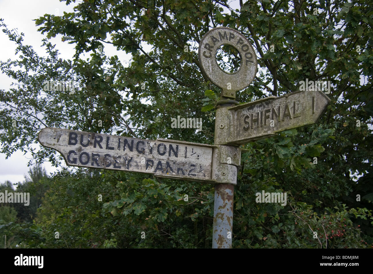 Angeschlagenen Shropshire Wegweiser Stockfoto