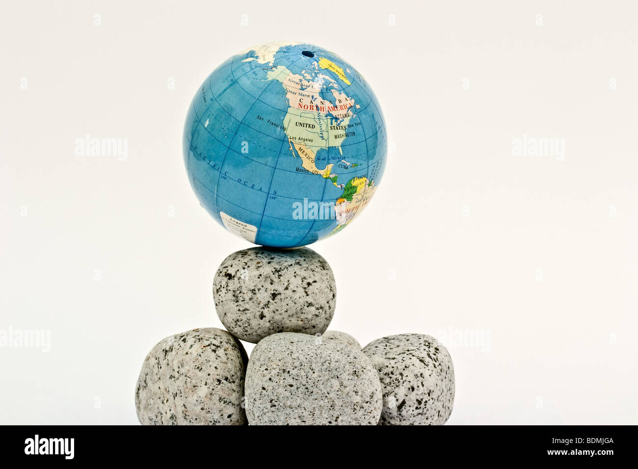 Globe zeigt Nordamerika auf einem Steinhaufen Stockfoto