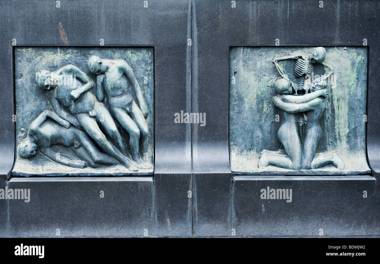 Der Vigeland Skulpturenpark, Oslo, Norwegen. Detail der Erleichterung rund um den Brunnen zeigt Tod trennt die Liebenden, ca. 1936 Stockfoto