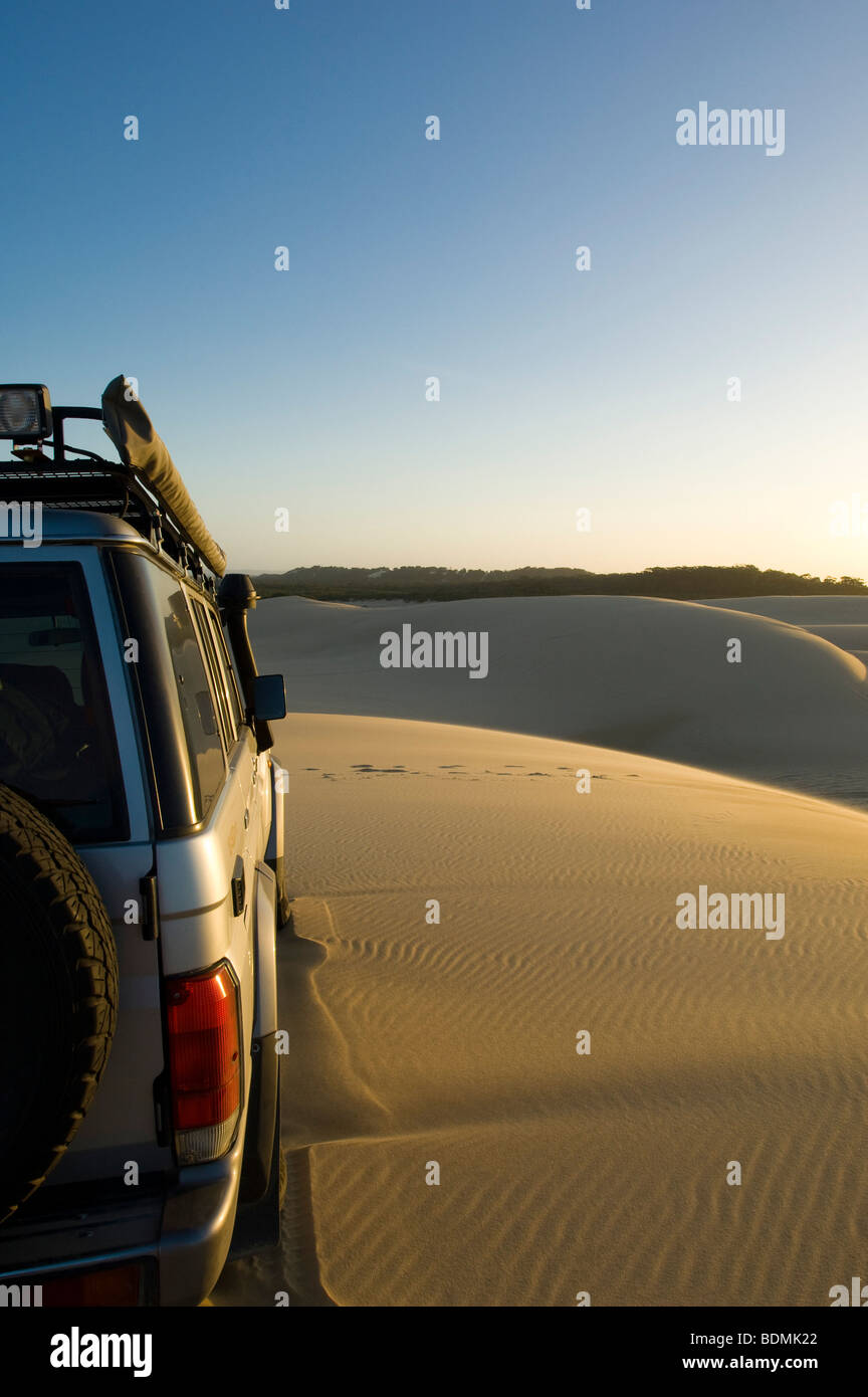 Toyota Landcruiser auf Düne am Stockton Beach, Newcastle, New South Wales, Australien Stockfoto