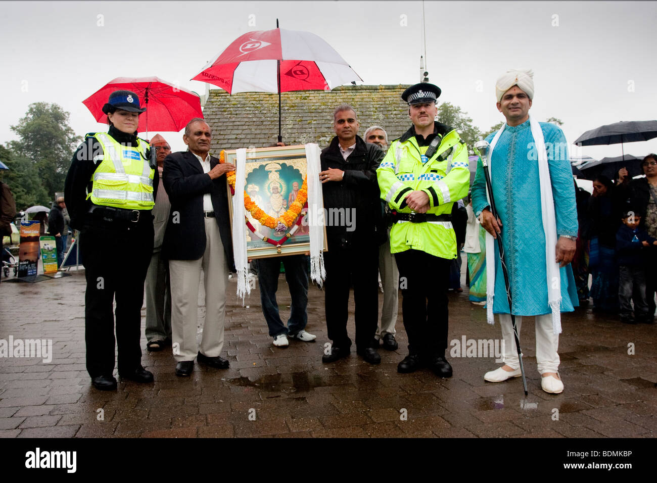 Hindu Gemeinde verbunden Einheimischen in einer fantastischen Prozession des Friedens im Lake District-Bowness auf Windermere Cumbria August Bank Stockfoto