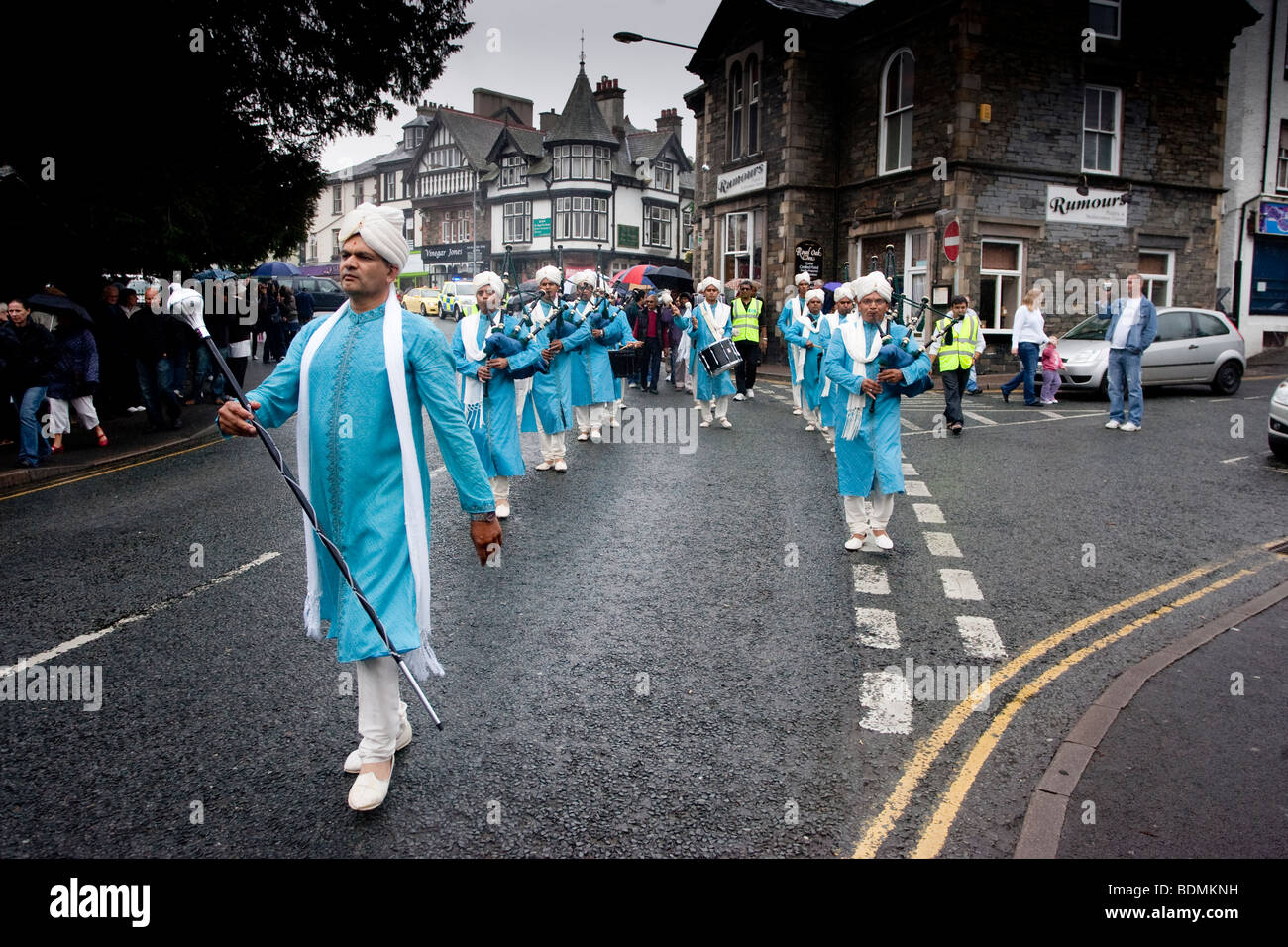 Hindu Gemeinde verbunden Einheimischen in einer fantastischen Prozession des Friedens im Lake District-Bowness auf Windermere Cumbria August Bank Stockfoto