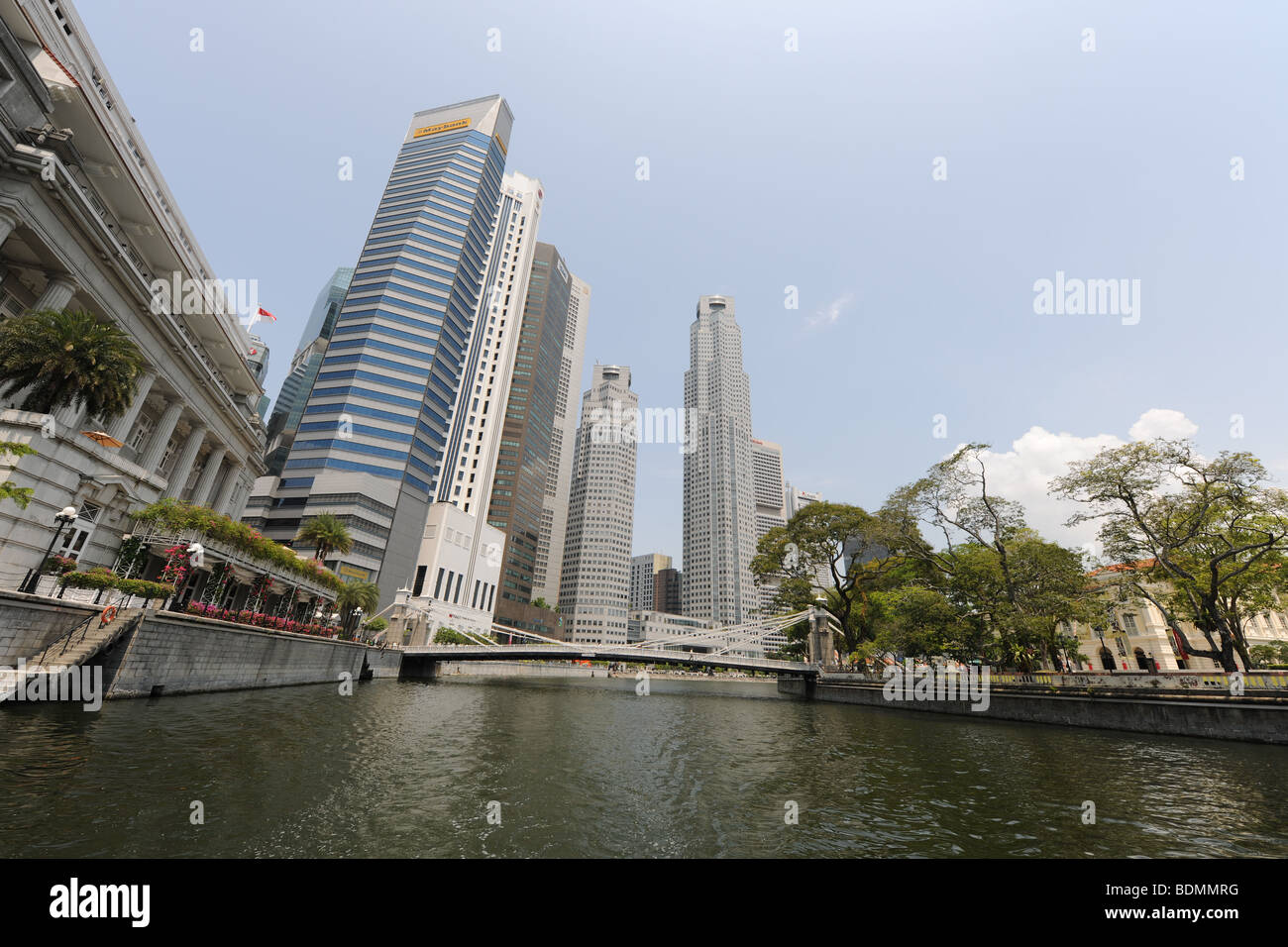 Ansicht des Singapore River und Cavanagh Bridge mit Kontrast von Fullerton Hotel & Skyline der modernen Stadt, Singapur Stockfoto