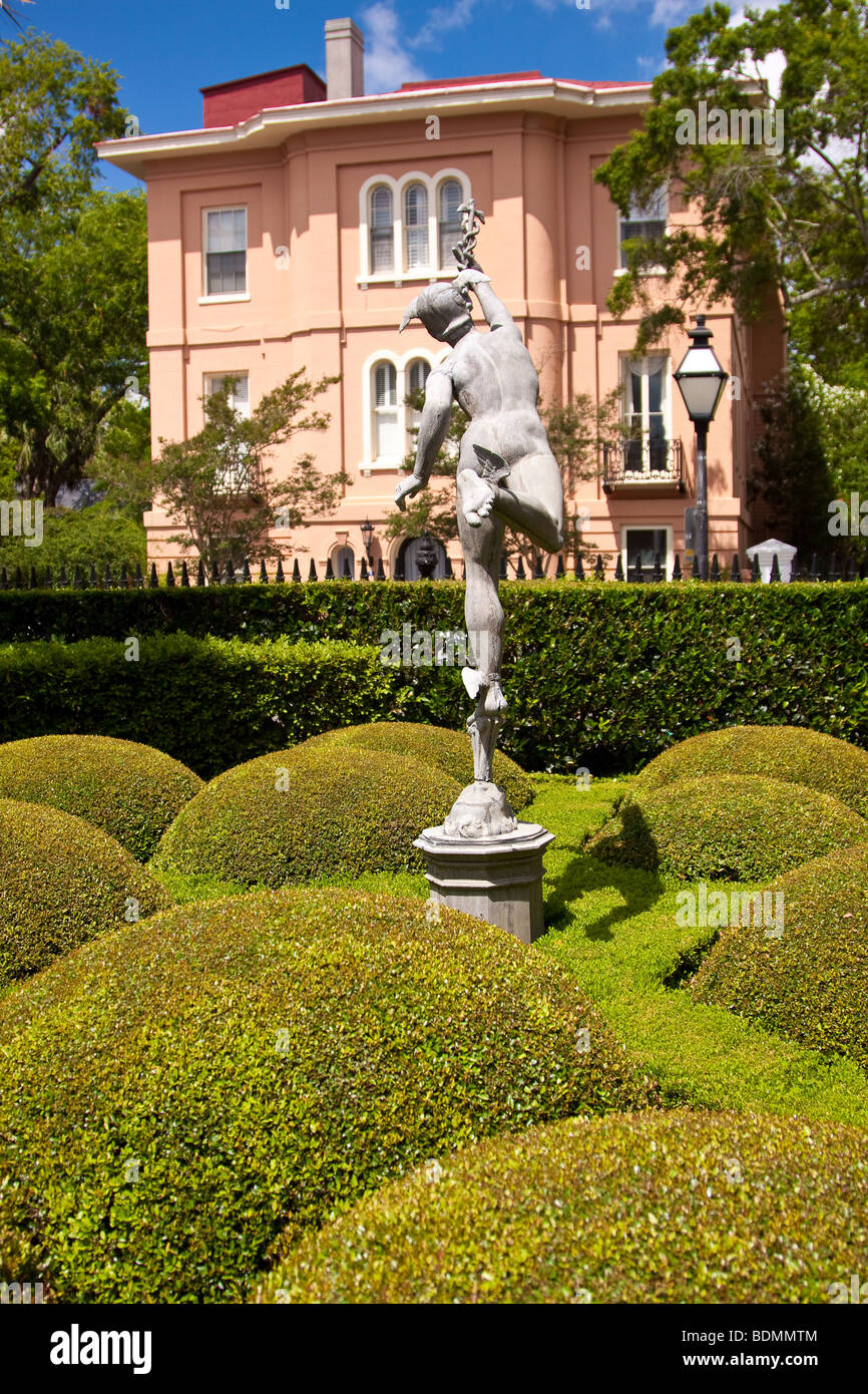 Eine Statue von Merkur ziert die formalen Gärten der Calhoun Mansion, gebaut im Jahre 1876 auf 16 Meeting Street in Charleston, SC Stockfoto