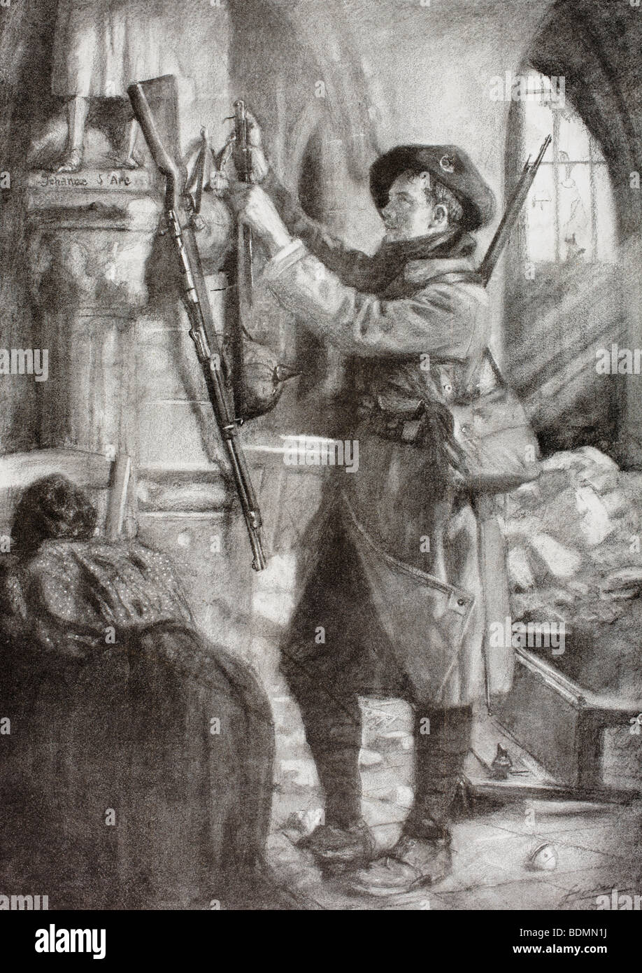 Eine französische Berg-Infanterist hängt ein deutsches Gewehr, Bajonett und Helm zu Füßen der Statue des Heiligen Jeanne d ' Arc Stockfoto