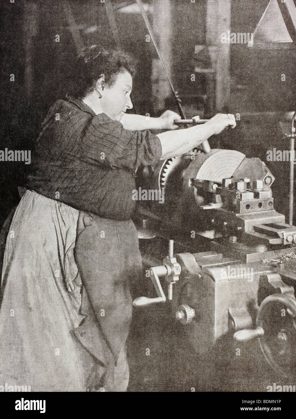 Eine Französin, die während des ersten Weltkrieges für den Kriegseinsatz in einer Fabrik arbeiten. Stockfoto