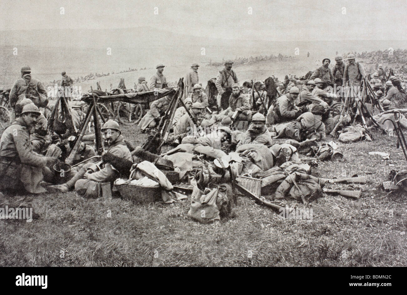 Französische Soldaten ruhen hinter der Front während der Schlacht um Verdun im ersten Weltkrieg. Stockfoto