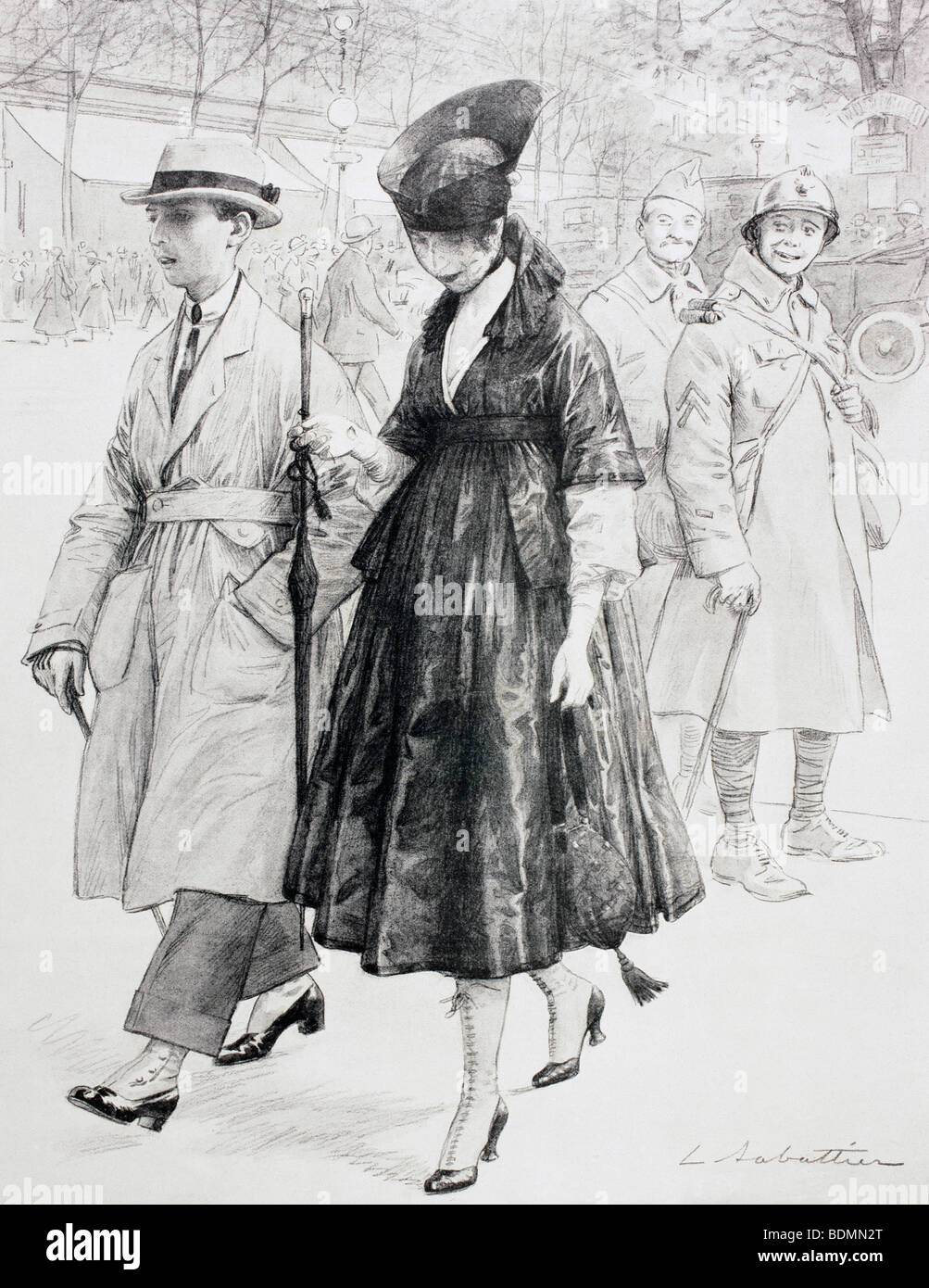 Während dem ersten Weltkrieg zwei französische Soldaten beurlaubt beobachten ironisch eine elegant gekleidete zivile paar in einer Paris Straße. Stockfoto